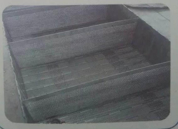 带挡板又冲孔的链板输送带 广泛应用的板式输送带